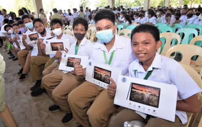 <p><strong>LEARNING TABLETS</strong>. Some of the Grade 7 students of Manapla National High School in Negros Occidental who are recipients of 850 learning tablets distributed by the provincial government on Monday (May 8, 2023). Aimed to boost learning through technology, the provision of the gadgets is being implemented under Project BONG or “Bata ang Ona sa Negros” named after Governor Eugenio Jose “Bong” Lacson. <em>(Photo courtesy of PIO Negros Occidental)</em></p>