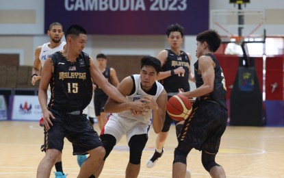<p><strong>TOUGH DEFENSE.</strong> Malaysia’s swarming defense was not enough as Gilas Pilipinas opens its redemption bid with 94-49 win in the 32nd Southeast Asian Games men’s basketball meet at the Morodok Techo National Stadium Elephant Hall 2 on Tuesday (May 9, 2023). The Philippines’ next game is against host Cambodia on Wednesday. <em>(Contributed photo)</em></p>