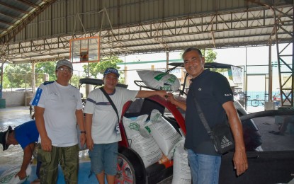 <p><strong>SEED DISTRIBUTION.</strong> The Department of Agriculture (DA), through its Rice Competitiveness Enhancement Fund (RCEF), starts the distribution of certified inbred seeds to farmers in Pampanga and Bulacan provinces. Some 174,000 sacks of certified inbred rice seeds weighing 20 kilos each have been allotted for the two provinces for this year’s wet season.<em> (Photo courtesy of DA-PhilRice)</em></p>