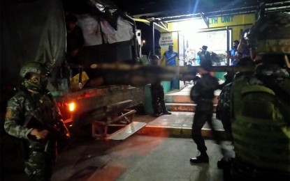 <p><strong>INVESTIGATION TO FOLLOW</strong>. Police special action force commandos unload the remains of one of two slain men believed to be members of the New People's Army in Palapag, Northern Samar in this May 6, 2023 photo. The Philippine National Police will investigate the recent clash between government forces and armed rebels in Palapag that killed two alleged New People’s Army members. <em>(Photo courtesy of Danny Tonog Balading)</em></p>