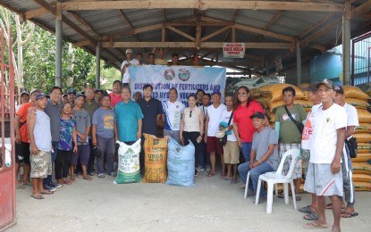 <p><strong>FREE FERTILIZER.</strong> Batac City farmers receive free fertilizers from the local government on Monday (May 8, 2023. The City Agriculture reachED out to different villages in the city for the distribution program, with over 6,400 farmer-beneficiaries. (<em>Photo courtesy of City Government of Batac)</em></p>