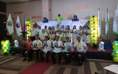 <p><strong>GAWAD SAKA AWARD.</strong> The seven farmers and representatives of three farmer organizations show the heart sign as they pose for a photo shortly after receiving their plaque as 2022 Gawad Saka Award recipients in a ceremony at the Bayfront Hotel in Cebu City on Wednesday (May 10, 2023). DA-7 Regional Executive Director Angel Enriquez rallied with the farmer awardees in a call for LGUs to support local food production initiatives to ensure the country's food security agenda. <em>(PNA photo by John Rey Saavedra)</em></p>