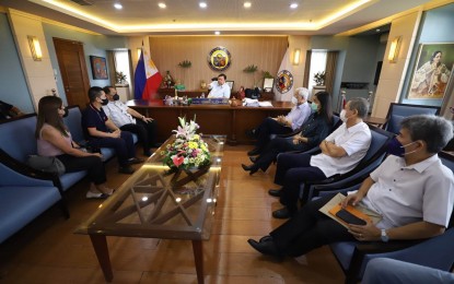 <p><strong>GETTING READY</strong>. Iloilo City Mayor Jerry Treñas on Wednesday (May 10, 2023) meets with water utility players to discuss preparations for the El Niño phenomenon. Over 20 barangays of the city are forecasted to be affected by the phenomenon expected to start in June.<em> (PNA photo by Arnold Almacen/City Mayor’s Office)</em></p>