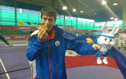 <p><strong>THIRD GOLD.</strong> Joseph Arcilla shows off his gold medal in the 32nd Southeast Asian Games’ soft tennis competition at the National Olympic Stadium in Phnom Penh, Cambodia on Wednesday (May 10, 2023). The Philippines’ soft tennis team has won three gold medals, one silver and bronze.<em> (Contributed photo)</em></p>