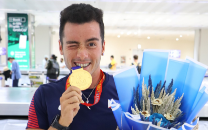 <p><strong>BACK-TO-BACK CHAMPION</strong>. Filipino-Spanish Fernando Casares arrives with the triathlon team at the Ninoy Aquino International Airport on Wednesday (May 10, 2023). Casares defended the men's triathlon title at the Cambodia SEA Games. <em>(Photo courtesy of the Philippine Sports Commission)</em></p>