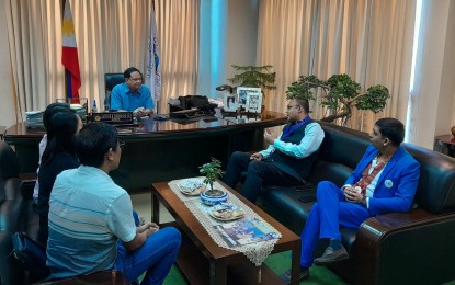 <p><strong>BUSINESS ROADSHOW</strong>. Iloilo Governor Arthur Defensor Jr. welcomes Embassy of India Counsellor of Economic and Commerce Nishikant Singh and representatives of the Philippine Chamber of Commerce and Industry (PCCI) and India Business Forum Philippine Association Inc. (IBF) during a courtesy call on Wednesday (May 10, 2023). The governor in an interview on Thursday (May 11, 2023) said the India Business Roadshow would be held in Iloilo City on May 31. <em>(Photo courtesy of Balita Halin sa Kapitolyo)</em></p>