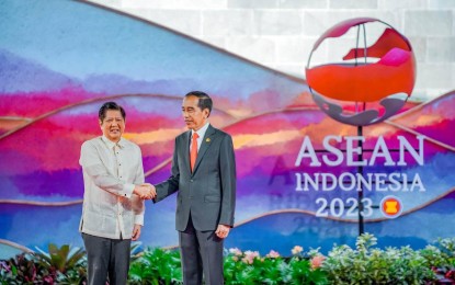 <p><strong>ASEAN SUMMIT.</strong> Indonesia President Joko Widodo welcomes Philippine President Ferdinand R. Marcos Jr. during the 42nd ASEAN Summit Plenary Session at the Meruorah Komodo Convention Center in Labuan Bajo, Indonesia on Wednesday (May 10, 2023). Marcos said he has asked Widodo to reexamine the case of jailed overseas Filipino worker Mary Jane Veloso, who has been on Indonesia's death row over drug-related charges. <em>(Photo courtesy of OP FB page)</em></p>