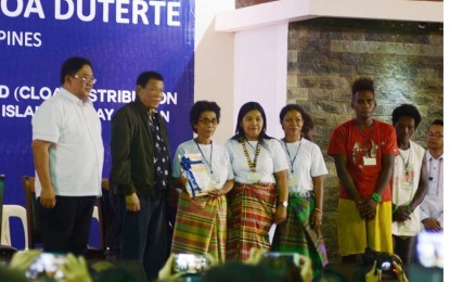 <p><strong>LAND AWARDEES</strong>. Former president Rodrigo R. Duterte (2nd from left) turns over the certificate of land ownership awards under collective ownership to members of the Boracay Ati Tribal Organization agrarian reform beneficiaries in November 2018. The beneficiaries now face the possibility of losing the land awarded to them after complainants said these are unsuitable for agriculture. <em>(PNA file photo)</em></p>
