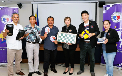 <p><strong>LARO NG LAHI.</strong> Executive Assistant Agustin Calya-en, Aguinaldo (Ifugao) Mayor Gaspar Chilagan Jr. and Ifugao Governor Jerry Dalipog receives some of the sports equipment from Philippine Sports Commission (PSC) Commissioner Olivia “Bong” Coo, Commissioner Edward Hayco and Deputy Executive Director Anna Christine Abellana after the signing of a memorandum of agreement at the Rizal Memorial Sports Complex on Friday (May 12, 2023). The MOA is for Ifugao province’s hosting of the Laro ng Lahi from May 26 to 28 in Lagawe town. (<em>Photo courtesy of PSC)</em></p>