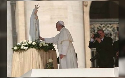 <p><strong>BLESSED MOTHER.</strong> Pope Francis touches the statue of Our Lady of Fatima at the General Audience in St. Peter’s Square, Vatican City on May 13, 2015. It has been 106 years since Mary appeared before three children in Fatima, Portugal, an apparition recognized by the Church.<em> (Courtesy of Daniel Ibanez/CNA via CBCP News)</em></p>