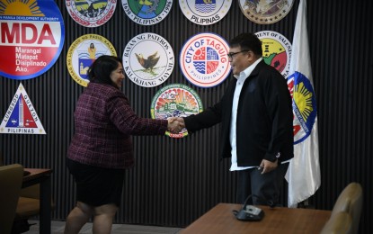 <p><strong>MOU SIGNING.</strong> (From left) Philhealth NCR Vice President Bernadette Lico and MMDA acting chair Don Artes during the signing of a memorandum of understanding on the implementation of the Konsultasyong Sulit at Tama (KonSulta) program on Monday (May 15, 2023)<em>. (Photo courtesy of MMDA)</em></p>