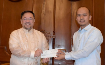<p>PCSO general manager Melquiades Robles (left) and  BTr deputy treasurer Erwin Sta. Ana (right) <em>(Photo courtesy of PCSO)</em></p>