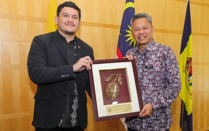 <p><strong>STRONGER TIES.</strong> Davao City Mayor Sebastian Z. Duterte (left) hands over a token to Putrajaya Corp. president, TPr. Fadlun bin Mak Ujud, during their meeting in Putrajaya, Malaysia on May 12, 2023.  The visit of Duterte's delegation aims to establish a two-way affiliation between Davao City and Putrajaya on trade and tourism. <em>(Photo courtesy of Perbadanan Putrajaya and Malaysian Palm Oil Board)</em></p>