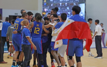 <p><strong>REDEMPTION</strong>. The Philippines reclaims the gold medal after defeating host Cambodia, 80-69, in the men’s basketball finals of the 32nd Southeast Asian (SEA) Games at the Morodok Techo Stadium Elephant Hall 2 in Phnom Penh on Tuesday (May 16, 2023). In the 2022 SEA Games in Hanoi, Vietnam, the Philippines’ 13 consecutive golden finishes ended after bowing to Indonesia. <em>(Contributed photo)</em></p>