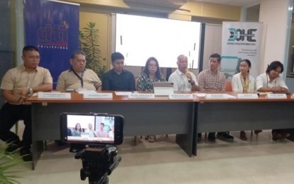 <p><strong>CEBU STARTUP</strong>. DOHE vice president Walter Cang (fifth from left) answers media queries, as DTI-7 regional director Maria Elena Arbon (fourth from left), DICT-7 regional director Frederick Amores (second from left), and representatives from DOST-7 and private sector listen. DTI-7 has partnered with DICT, DOST, and the private sector in launching the Road to Fiestartup 2023, an activity in Cebu City leading to the main event in November as part of the Philippine Startup Week. (<em>PNA photo by John Rey Saavedra</em>)</p>