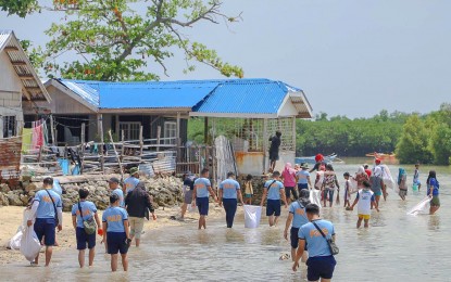 <p><strong>COASTAL CLEAN-UP.</strong> Members of the Philippine National Police and volunteers from the community and government offices pick up garbage during the coastal clean-up on Tuesday (May 16, 2023) in Lapu-Lapu City's seafood island of Pangan-an. Mayor Junard Chan on Wednesday (May 17) assured tourists of environmentally-safe coastal waters in Lapu-Lapu City. <em>(Photo courtesy of Lapu-Lapu City PIO)</em></p>