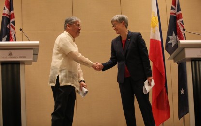 <p><strong>ODA FOR PH.</strong> Foreign Affairs Secretary Enrique Manalo and Australian Foreign Minister Penny Wong shake hands during a press conference in Makati City on Thursday (May 18, 2023). The Australian government is allocating AUD89.9 million or approximately PHP3.32 billion worth of official development assistance to the Philippines for 2023 to 2024. <em>(PNA photo by Avito Dalan)</em></p>