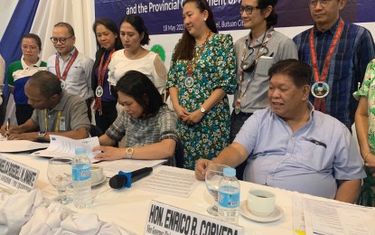 <p><strong>PARTNERSHIP ON CLIMATE CHANGE</strong>. Agusan del Norte Governor Maria Angelica Rosedell Amante (seated center) and UNDP deputy resident representative Edwine Carrie (seated left) sign a memorandum of understanding for the implementation of the Strengthening Institutions and Empowering Localities Against Disasters and Climate Change (SHIELD) program in the province, in Butuan City on Thursday (May 18, 2023). The signing was witnessed by Vice Governor Enrico Corvera (seated right), municipal mayors, and other representatives of the UNDP and the Australian Embassy. <em>(PNA photo by Alexander Lopez)</em></p>