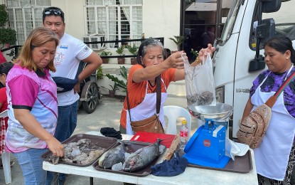 <p><strong>COLD STORAGE</strong>. A fish vendor sells various fish during the Kadiwa ni Ani at Kita at the compound of the Provincial Agriculture Office in Laoag City, Ilocos Norte province on April 20, 2023. A fishery cold storage facility will soon be set up in the province to prevent spoilage. <em>(File photo by Leilanie G. Adriano)</em></p>
