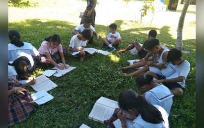 <p><strong>OUTDOOR LEARNING</strong>. Outdoor class for students in Llorente, Eastern Samar in this May 9, 2023 photo due to extreme heat. At least 774 public elementary and secondary schools in Eastern Visayas suspended face-to-face classes this week and shifted to different learning modalities due to extreme heat, the Department of Education (DepEd) reported on Thursday (May 18, 2023). (<em>Photo courtesy of Nerisaa Calzita-Barbo</em>)</p>