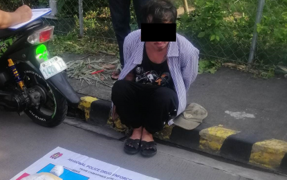 <p><strong>ARRESTED</strong>. Police arrest a "high-value individual" who yielded PHP6.8 million shabu in a buy-bust at Barangay Sabang in Naga City on Friday (May 19, 2023). The police operation resulted in the seizure of 1.2 kilograms of shabu from the suspect. <em>(Photo courtesy of PRO-5)</em></p>