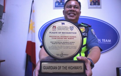 <p><strong>NATIONAL AWARD.</strong> Lt. Col. Surki Sereñas deputy regional chief of the Davao del Norte provincial highway patrol team, shows the plaque of recognition to the media on Monday (May 22, 2023) in Tagum City. The team was cited as the Best Provincial Highway Patrol Team for 2022 at the national level.<em> (PNA photo by Robinson Niñal Jr.)</em></p>