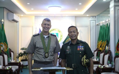 <p>US National Guard Bureau chief Gen. Daniel Robert P. Hokanson (left) and Army chief of staff Maj. Gen. Potenciano C. Camba (right) <em>(Photo courtesy of Philippine Army)</em></p>