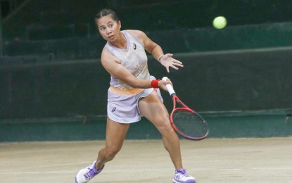 <p><strong>TOP SEED.</strong> Marian Capadocia hits a forehand return to Mikaela Emana during their first-round match in the women's singles of the Metro Manila Open at the Philippine Columbian Association (PCA) court in Paco, Manila on Monday (May 22, 2023). Capadocia won, 6-2, 6-0. <em>(PNA photo by Yancy Lim)</em></p>