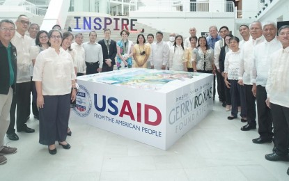 <p><strong>GRANT.</strong> US Ambassador to the Philippines MaryKay Carlson with representatives of the 11 organizations who received the new grants under USAID’s INSPIRE Project. The grants were announced in celebration of the International Day for Biological Diversity. <em>(Photo courtesy of US Embassy in Manila)</em></p>