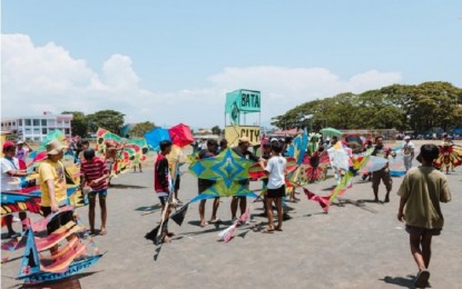 <p><strong>HIGH HOPES</strong>. Young people in Batangas take part in the first-ever kite building and flying festival in April 2023. Papagayong Batangueño, a group of kite-flying enthusiasts, wants to encourage the youth to take up this traditional summer activity. <em>(Photo courtesy of Pot Chavez)</em></p>