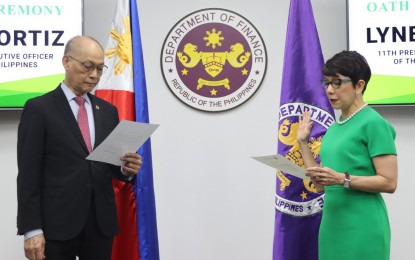 <p><strong>NEW PRESIDENT</strong>. Lynette Ortiz (right) takes her oath as the 11th president and CEO of Landbank before Finance Secretary and Landbank chair Benjamin Diokno at the DOF building in Manila on Wednesday (May 24, 2023). Ortiz succeeds Cecilia Cayosa Borromeo who held the post for four years. <em>(Photo from Landbank)</em></p>