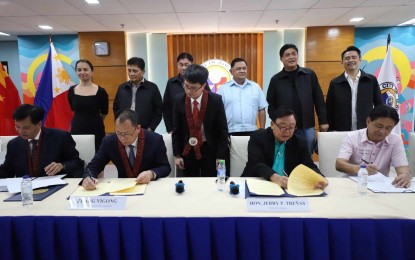 <p><strong>SISTER CITY AGREEMENT</strong>. Representatives of Iloilo City and the Quanzhou municipal people's government, Fujian province, China sign a memorandum of understanding for a friendship city relationship on May 19, 2023. Mayor Jerry P. Treñas, on Thursday (May 25, 2023) announced the plan to have a sisterhood agreement with Dobong-gu in Seoul, South Korea.<em> (Photo courtesy of Arnold Almacen/Iloilo City Mayor’s Office)</em></p>