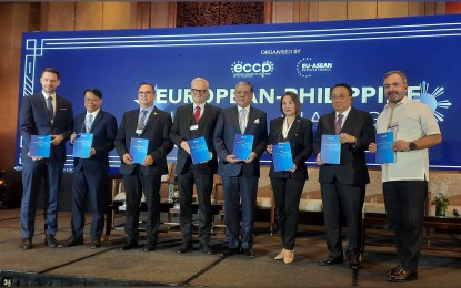<div dir="auto">
<div dir="auto">ADVOCACY PAPERS. Executives of the European Chamber of Commerce of the Philippines (ECCP) and the Philippine government show the advocacy papers that list the business group's recommendations aimed to improve investments in the country.  ECCP Executive Director Florian Gottein (left) is joined by Finance Undersecretary Zeno Ronald Abenoja (left to right), Anti-Red Tape Authority Deputy Director General Gerald Divinagracia, ECCP President Lars Wittig, Special Assistant to the President Antonio Ernesto Lagdameo Jr., Trade Undersecretary Maria Blanca Kim Lokin, Executive Secretary Lucas Bersamin, and EU Ambassador Luc Veron during the 10th European-Philippine Business Dialogue at Dusit Thani Manila in Makati City on Thursday (May 25, 2023). (PNA photo by Kris Crismundo)</div>
</div>
<div class="yj6qo ajU"> </div>