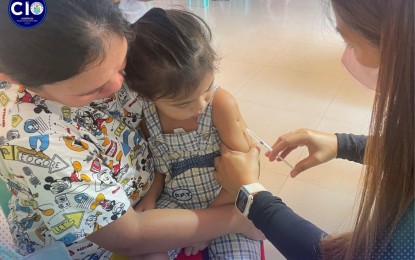 <p><strong>PREVENTION</strong>. A health worker administers a measles vaccine to a child in Tacloban City on May 24, 2023. With a week left before the end of the measles-rubella mass vaccination drive, 130,886 preschool children in Eastern Visayas have yet to receive the vaccine, the Department of Health reported on Thursday (May 25, 2023).<em> (Photo courtesy of Tacloban city government)</em></p>