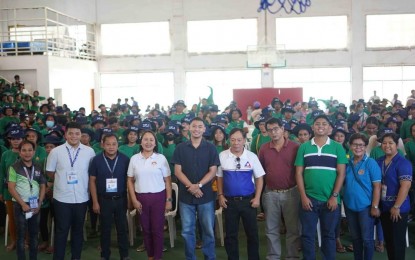 <p><strong>TUPAD WORKERS</strong>. Officials of the city government of Alaminos in Pangasinan headed by Mayor Arth Brian Celeste (5th from left) and Department of Labor and Employment Ilocos regional director Ronnie De Guzman (5th from right) pose with the beneficiaries of Tulong Panghanapbuhay sa Ating Disadvantaged/Displaced Workers (TUPAD) during the pre-deployment program in a gymnasium in Alaminos City on Thursday (May 25, 2023). The program beneficiaries include those who are under crisis, dependents of persons deprived of liberty and parolees and probationers. <em>(Photo courtesy of Alaminos City LGU)</em></p>
<p><em> </em></p>