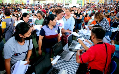 <p><strong>A WEEK OF CELEBRATION</strong>. Solo parents join thousands of individuals who received PHP3,000 each from the regional office of the Department of Social Welfare and Development (DSWD) through the Assistance to Individuals in Crisis Situation program in Maco, Davao de Oro on May 25, 2023. DSWD spokesperson Irene Dumlao on Wednesday (April 17, 2024) said the DSWD will pay tribute to solo parents to celebrate the Solo Parents Week from April 15 to 21. <em>(PNA file photo by Robinson Niñal Jr.)</em></p>