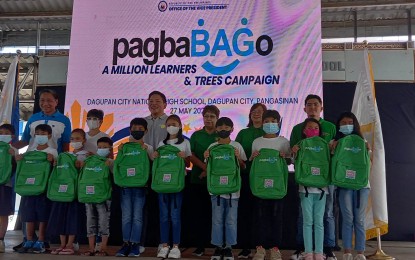 <p><strong>LEARNING KITS</strong>. Some of the recipients of the PagbaBAGo: A Million Learners and Trees campaign” of the Office of the Vice President (OVP) in Dagupan City pose for a picture during the launching program on Sunday (May 28, 2023). Around 1,000 beneficiaries of the project in the city received backpack bags and dental kits, among others. <em>(Photo by Liwayway Yparraguirre)</em></p>