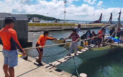 <p><strong>SAFETY.</strong> Passengers get off from a small boat at the Allen port in Northern Samar in this undated photo. The Philippine Coast Guard (PCG) in Northern Samar has barred small sea vessels from sailing in the seas of the province due to high waves brought about by weather disturbances. <em>(Photo courtesy of PCG)</em></p>
<p><em> </em></p>