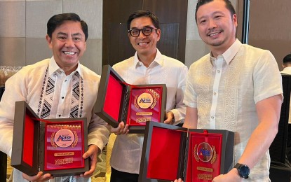 <p><strong>SERVICE EFFICIENCY AWARD</strong>. Lapu-Lapu City Mayor Junard Chan poses with Navotas City Mayor John Rey Tiangco and Valenzuela City Mayor Weslie Gatchalian (from left to right) after receiving the Accelerating Reforms for Improved Service Efficiency (ARISE) Award from the Office of the President's Anti-Red Tape Authority. Chan said on Tuesday (May 30, 2023) ARTA cited Lapu-Lapu City's digitalization which simplified and streamlined government transactions. <em>(Photo courtesy of Lapu-Lapu City PIO)</em></p>