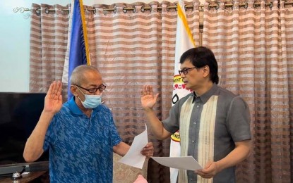 <p><strong>REST IN PEACE</strong>. Negros Oriental Governor Carlo Jorge Reyes (left) takes his oath of office before Interior and Local Government Secretary Benhur Abalos on March 4, 2023. Reyes succumbed to a terminal illness while being treated at St. Luke's Hospital in Metro Manila on Wednesday (May 31). <em>(Photo courtesy of Interior Secretary Benhur Abalos)</em></p>
