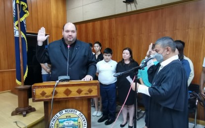 <p><strong>OATHTAKING.</strong> Negros Oriental Governor Manuel "Chaco" Sagarbarria takes his oath before Executive Judge Gerardo Paguio Jr. at the Legislative Building in Dumaguete City on Wednesday (May 31, 2023). Sagarbarria was named successor of Governor Carlo Jorge Reyes who died of a terminal disease earlier on the same day. <em>(PNA Photo by Judy Flores Partlow)</em></p>