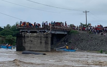 <p><strong>ALTERNATIVE TRANSPORTATION.</strong> Passengers wait to take a boat ride to cross the Paliwan River on Wednesday. Antique Provincial Disaster Risk Reduction and Management Officer Broderick Train said in an interview Wednesday (May 31, 2023) that the Paliwan River overflowed due to the heavy rainfall on Tuesday evening. (<em>PNA photo courtesy of Antique PIO</em>)</p>