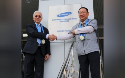 <p><strong>NEW COMPLEX</strong>. DTI Secretary Alfred Pascual (left) and SEMPHIL Executive Vice President for Component Division Kim Doo Young during the unveiling of the new SEMPHIL complex building in Calamba, Laguna on May 31, 2023. Samsung unit's investment in the Philippines exceeded USD25 billion since its establishment here in 1997. <em>(Photo courtesy of DTI)</em></p>