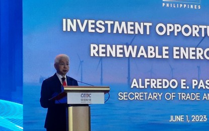 <p><strong>MORE FDIs</strong>. Trade Secretary Alfredo Pascual delivers his speech at the Energy China Offshore Wind Forum 2023 at the Shangri-la Manila in Taguig City on Thursday (June 1, 2023). Pascual urged Chinese firms to explore opportunities in the country's offshore wind energy. <em>(PNA photo by Kris Crismundo)</em></p>