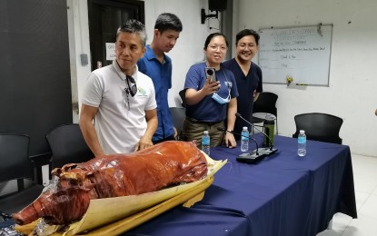 <p><strong>SAFE TO EAT.</strong> Officers of the Bureau of Animal Industry (BAI) in Negros Oriental await the signal to partake of lechon, during a press conference in Dumaguete City on Wednesday (May 31, 2023). The BAI central office has sent augmentation personnel to the province to help contain the spread of ASF that has affected some barangays in Dauin and Sibulan towns. <em>(PNA photo by Judy Flores Partlow)</em></p>