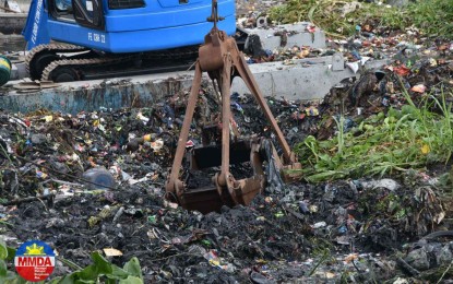 <p><strong>IRRESPONSIBLE BEHAVIOR.</strong> The Metropolitan Manila Development Authority conducts cleanup operations of the Hagonoy Creek/Retarding Pool in order to prevent flooding in Taguig City on Friday (June 2, 2023). Around 600 kilos of trash are collected yearly from the creek, which the agency and local government said are mostly from residents who throw their garbage anywhere.<em> (Courtesy of MMDA)</em></p>