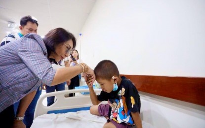 <p><strong>FREE SURGERY.</strong> A boy who avails of the free surgery for his cleft lip kisses the hand of Cebu Governor Gwendolyn Garcia. A total of 60 children with cleft lip or cleft palate have benefited from the free surgery provided by the Province of Cebu and private volunteer groups. (<em>Photo courtesy of Cebu Capitol PIO)</em></p>