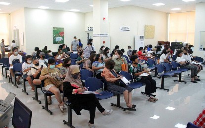 <p><strong>BENEFITS.</strong> State employees transact at the Government Service Insurance System branch in Elliptical Road, Diliman, Quezon City in this 2023 file photo. The state insurer’s Multi-Purpose Loan Flex program has disbursed PHP208.17 billion to 790,514 government employees since September 2023, according to GSIS President and General Manager Wick Veloso on Monday (Sept. 23, 2024). <em>(PNA photo by Robert Oswald P. Alfiler)</em></p>