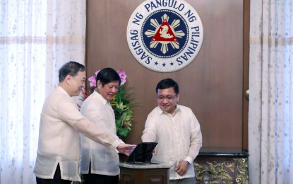 <p><strong>EGOV APP.</strong> President Ferdinand R. Marcos Jr. (center) leads the launch of the eGov Super App at the President’s Hall of Malacañan Palace in Manila on Friday (June 2, 2023). In a speech, Marcos said the online platform would eliminate corruption and make public transactions easier and more convenient. <em>(PNA photo by Joey Razon)</em></p>