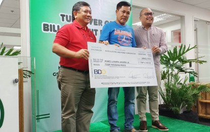 <p><strong><span data-preserver-spaces="true">REFUND.</span></strong><span data-preserver-spaces="true"> Romeo L. Jagorin Jr (center) receives his bill deposit refund from MORE Power President Roel Castro (left) and ERC Commissioner Alexis Lumbatan for being religious in paying his electric dues for the past 36 months in a ceremony afternoon of Friday (June 2, 2023). Lumbatan said that customers with no arrears or who are religious in paying their dues in 36 months can claim a refund. (<em>PNA photo by PGLena</em>)</span></p>